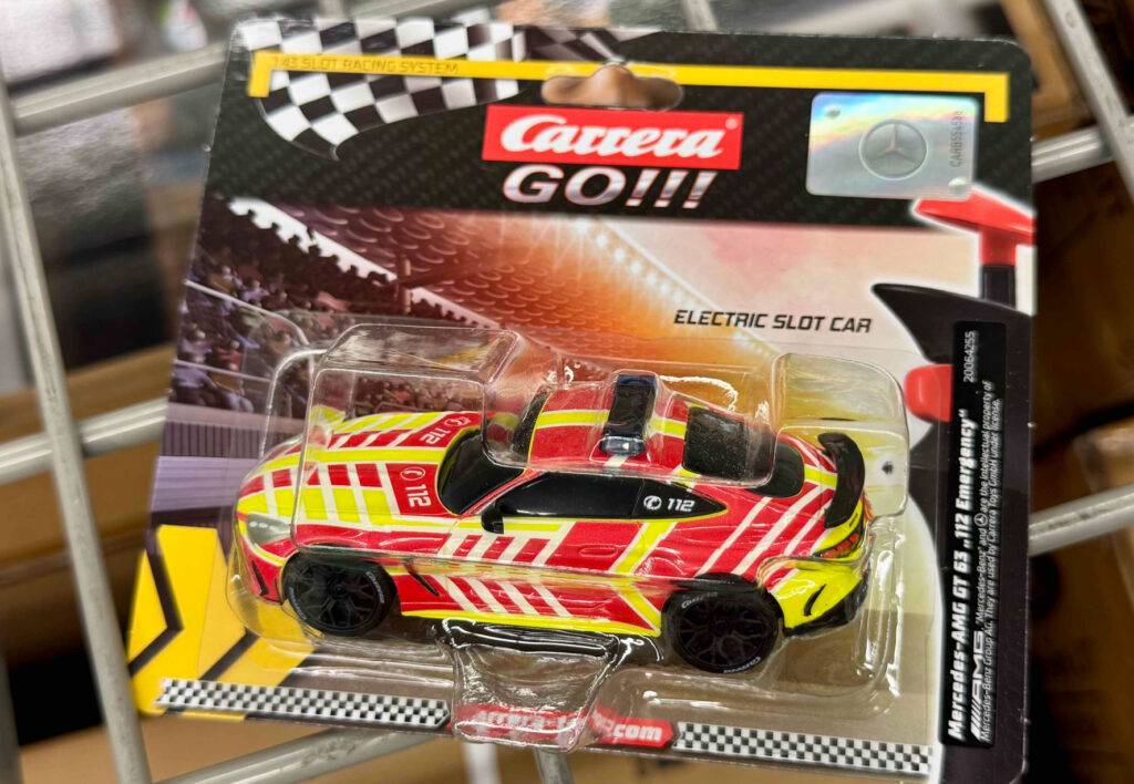 Nahaufnahme des Carrera-Go-Autos im Test.Es befindet sich in seiner transparenten Verpackung.