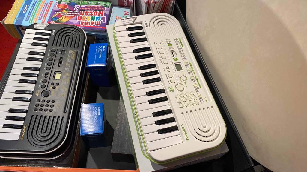 Keyboard-Test: Ansicht von oben auf ein weißes und ein schwarzes Keyboard von Casio, die nebeneinander ausgestellt sind.