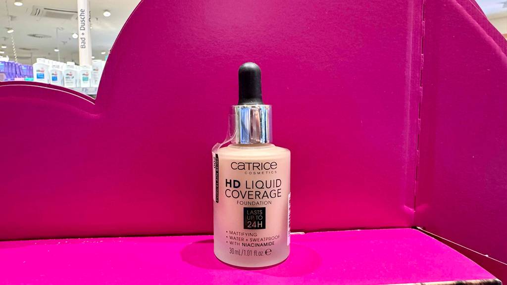 Im Test: Ein Catrice-Concealer in der Flasche inklusive Pipette steht in einem pinkfarbenen Karton.