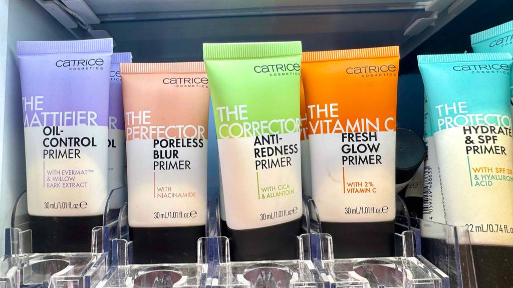 Getestet: Catrice-Primer in diversen Sorten stehen in einem Verkaufsregal nebeneinander.