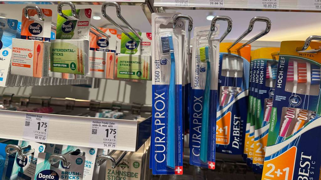Getestet: Mehrere Curaprox-Zahnbürsten hängen eingepackt an einem Verkaufsregal im Drogeriemarkt.