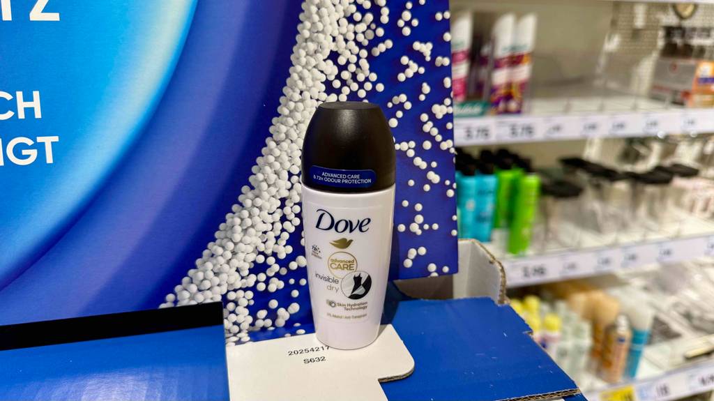 Getestet: Ein Roller Dove-Deodorant steht auf einem blauen Karton vor einem Kosmetikregal.