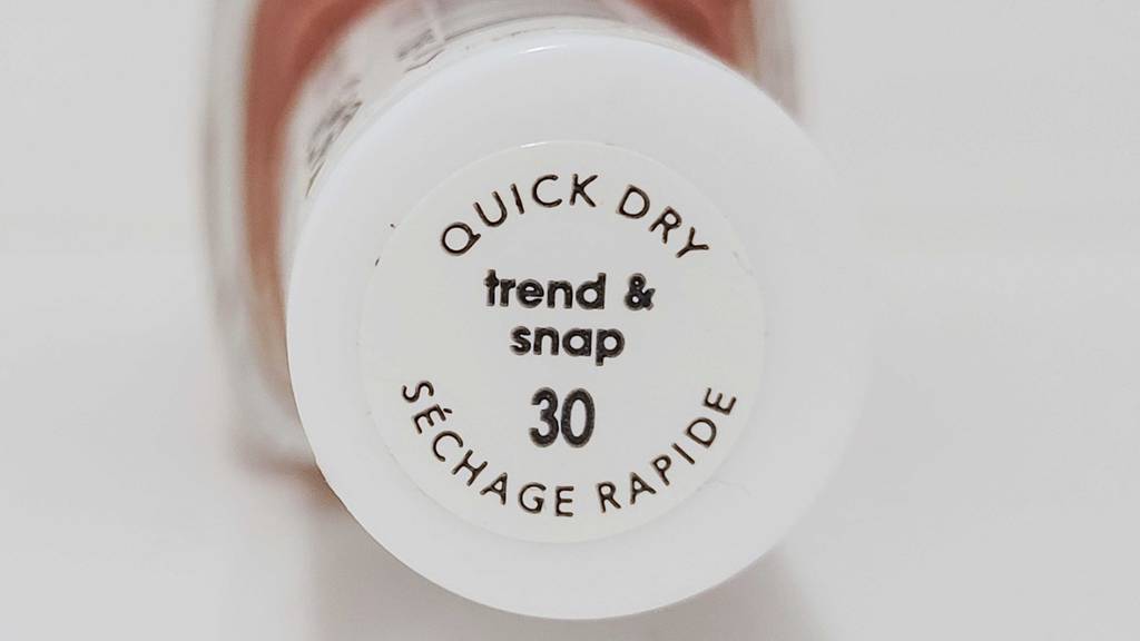 Im Test: Essie-Nagelack, der schnell trocknet. Der weiße Schraubverschluss von oben betrachtet.