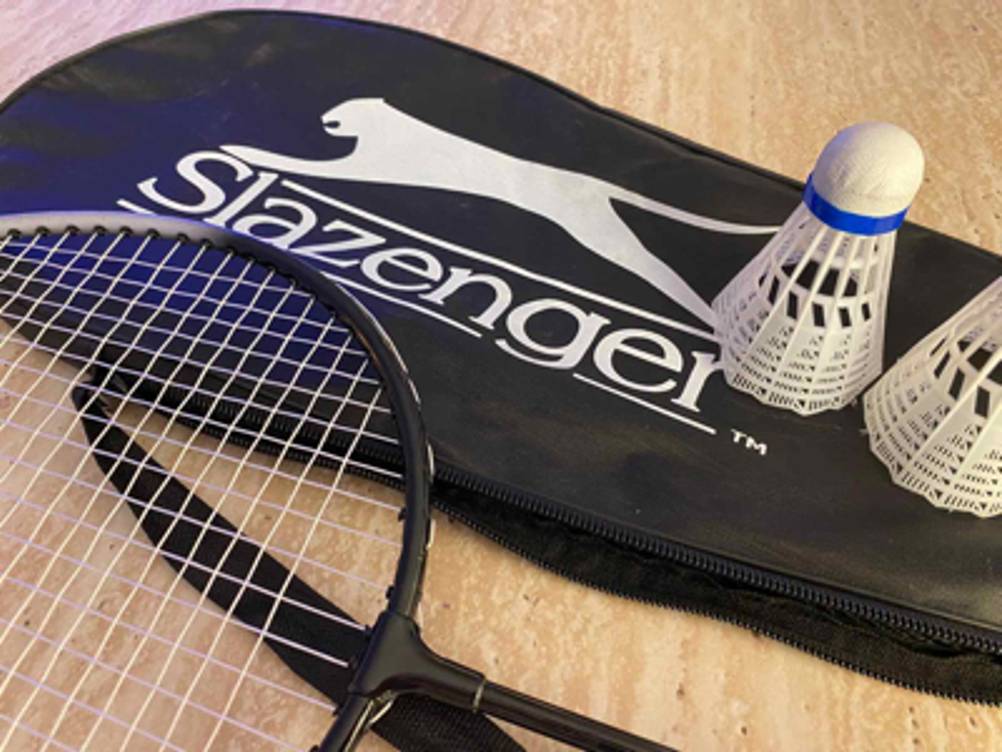 Das getestete Federball-Set befindet sich auf der schwarzen PVC- und Stofftragetasche.