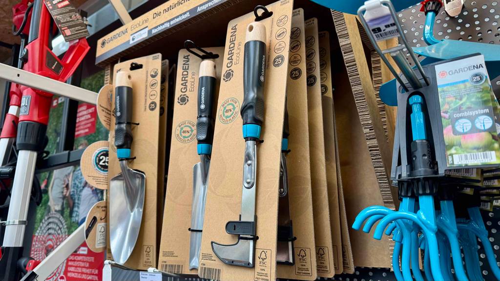 Getestet: Fugenkratzer von Gardena befinden sich an einem Regal im Baumarkt.