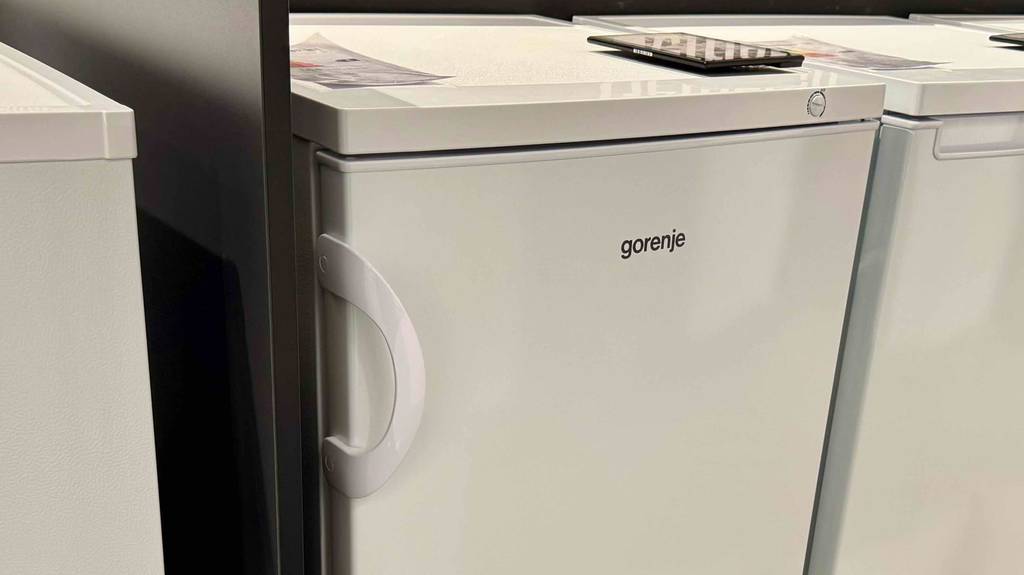 Gorenje-Gefrierschränke im Test: Ein hüfthoher, weißer Gefrierschrank befindet sich in einem Verkaufsbereich.