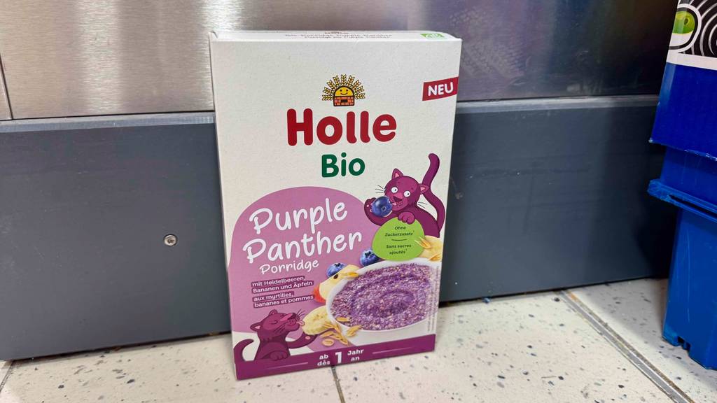 Getestet: Die Holle-Babynahrung in der Verpackung steht vor einem Verkaufsregal.