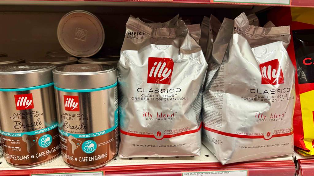 illy-Kaffeebohnen-Test: Die silberfarbigen Tüten stehen nebeneinander auf einem Verkaufsregal.