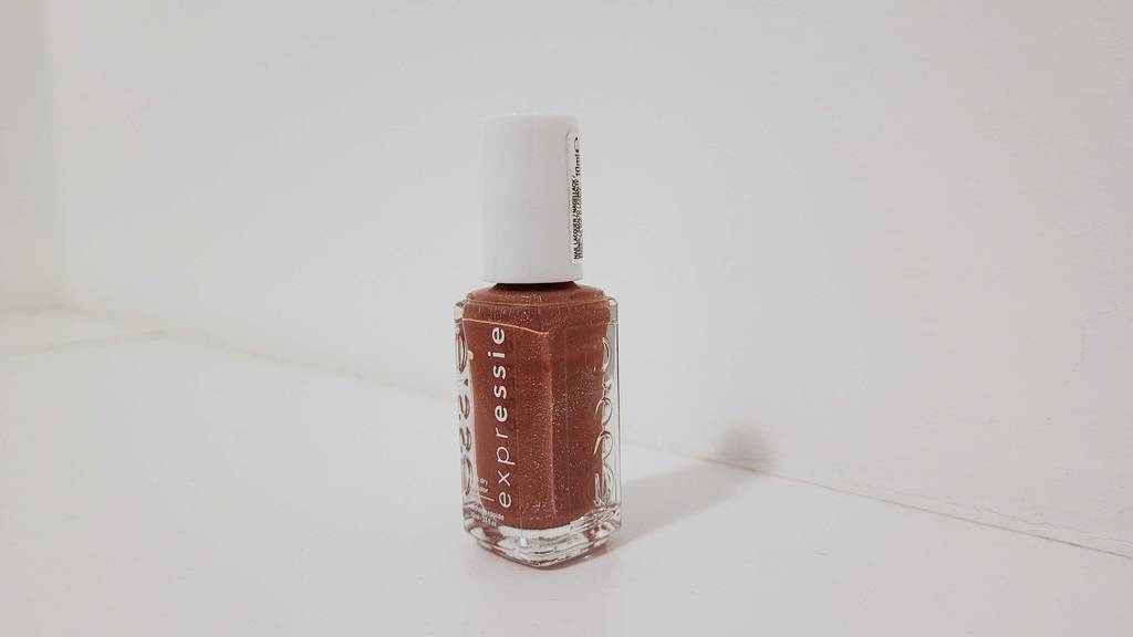 Eine Flasche Essie-Nagelack im Test steht auf einer weißen Oberfläche.