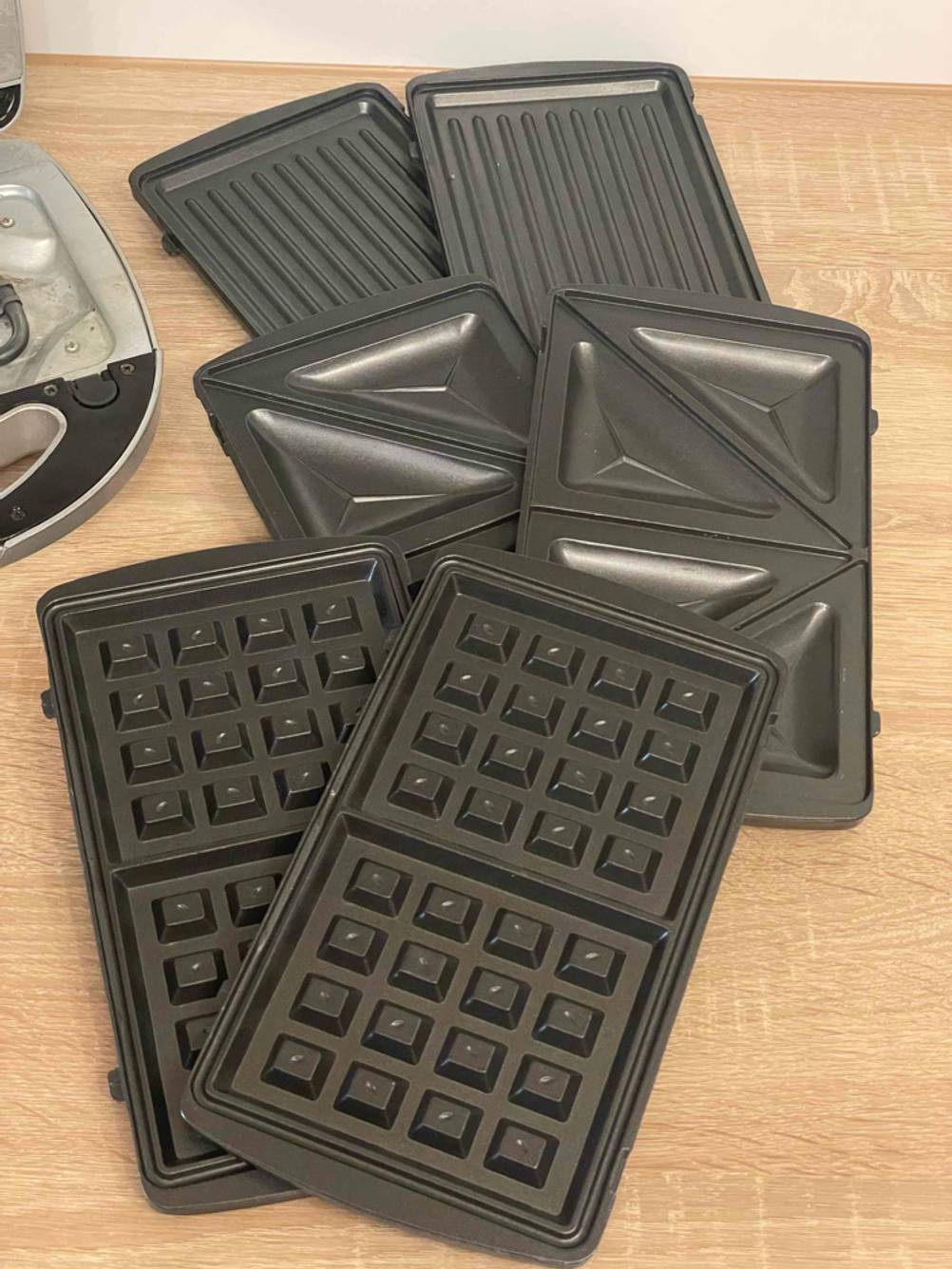 Ansicht mehrerer Backformen eines getesteten Sandwichmakers 3 in 1.