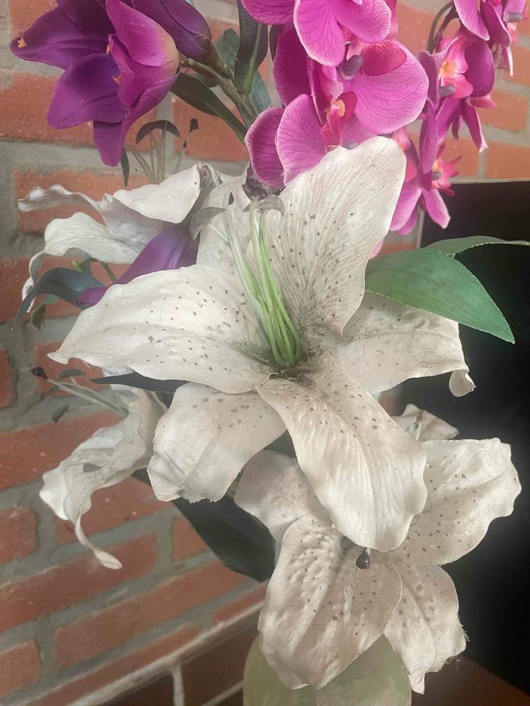 Detailansicht der getesteten Kunstblumen, die als Strauss in der Vase stehen.