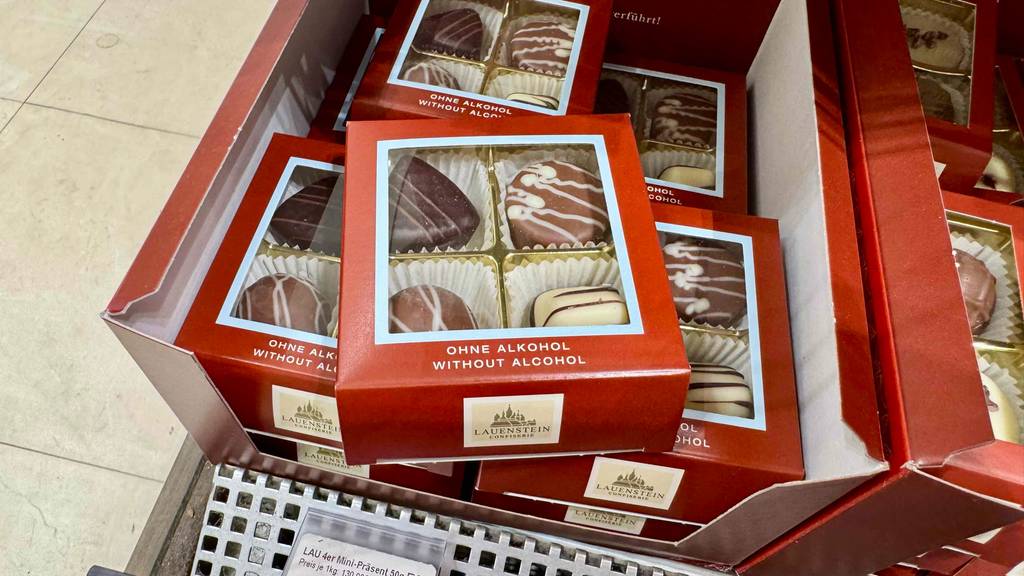 Die getesteten Lauenstein-Pralinen ohne Alkohol befinden sich in mehreren roten Verpackungen in einem Karton.
