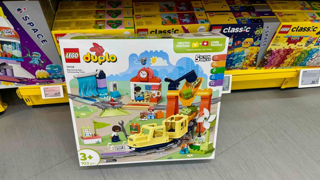 LEGO-DUPLO-Eisenbahn im Test: Eine Packung mit 103 zusammenbaubaren Einzelteilen steht vor einem Verkaufsregal mit weiteren LEGO-Produkten.