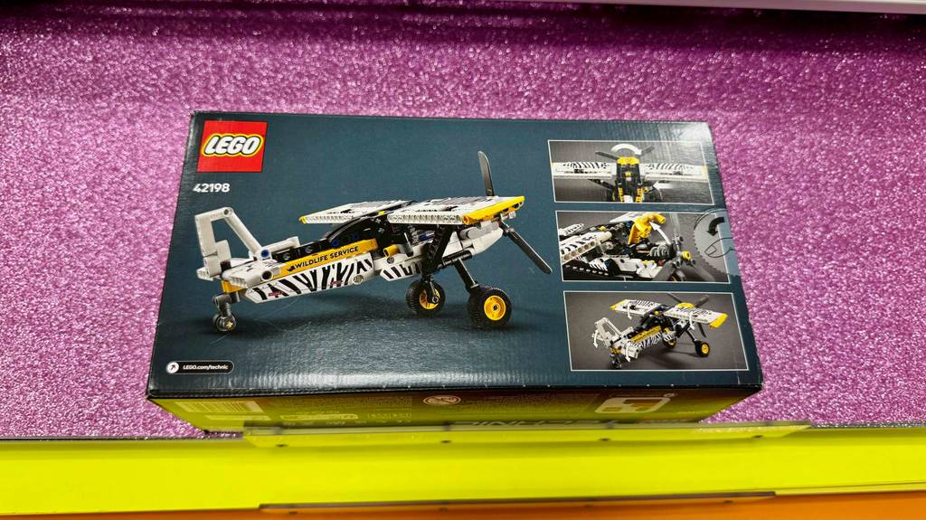 LEGO-Technik-Test: Eine Packung mit einem Busch-Flugzeug aus 333 Teilen liegt auf einer violettfarbenen Oberfläche.