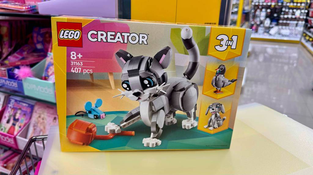 LEGO-Tiere-Test: Eine Packung mit 407 Einzelteilen zum Bauen einer Katze, eines Vogels oder eines Hundes, steht auf einem Ausstellungstisch im Supermarkt.
