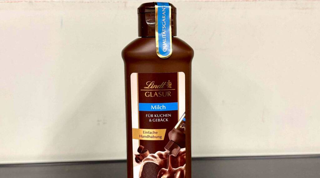 Detailansicht einer braunen Quetschflasche mit Kuchenglasur im Test.