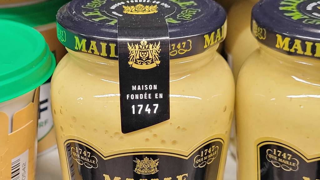 Maille-Senf im Test: Nahaufnahme des Markenzeichens auf einem Glas mit Schraubverschluss.
