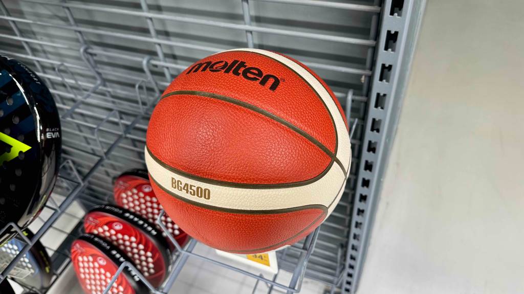 Basketball-Test: Ein rotes Modell BG4500 von Molten liegt auf einem Verkaufsregal.