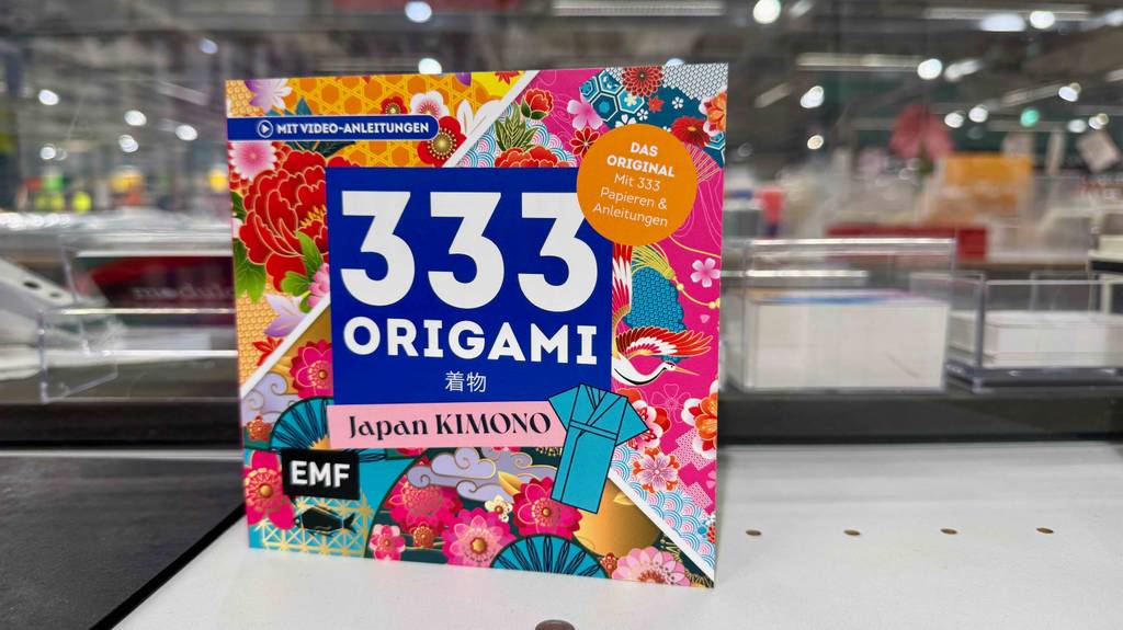 Origami-Papiere im Test: Ein Buch mit 333 Origami steht in einem Geschäft für Bastelbedarf.