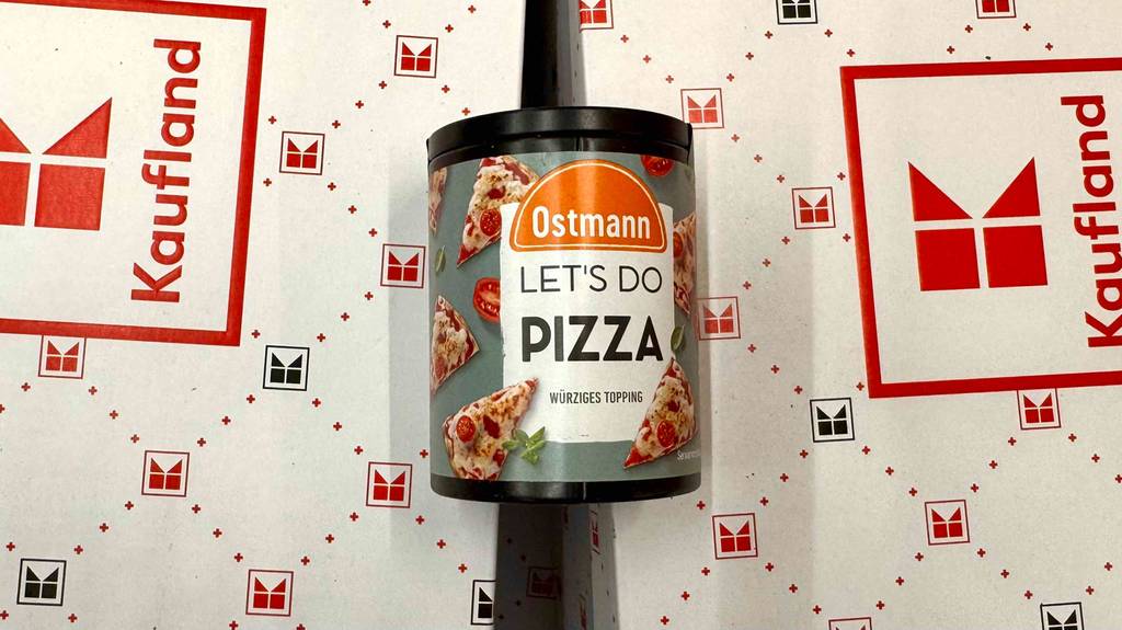 Ostmann-Gewürze-Test: eine Streudose mit Pizza-Gewürz liegt auf einem Karton der Marke Kaufland.