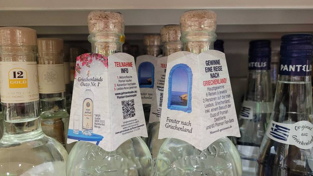 Ouzos im Test: Nahaufnahme mehrerer Flaschenhälse inklusive Etikett mit der Aufschrift Griechenlands Ouzo Nr. 1.