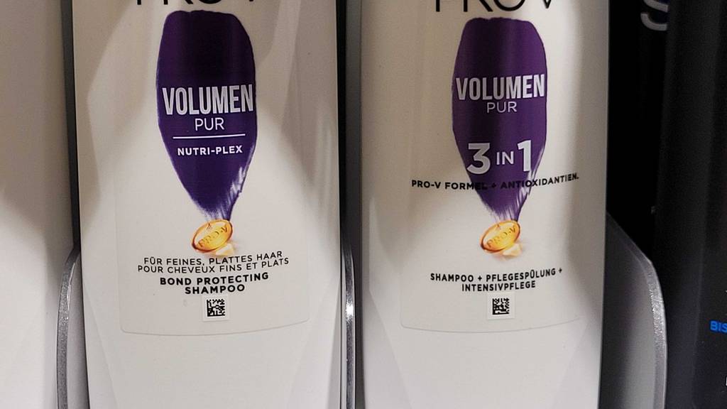 Im Test: Pantene-Pro-V-Shampoo in der Quetschflasche steht in einem Verkaufsregal.