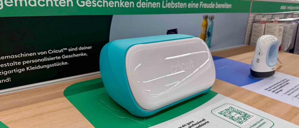 Plotter-Test: Das kompakte Modell der Marke Cricut steht auf einem Ausstellungstisch im Geschäft.