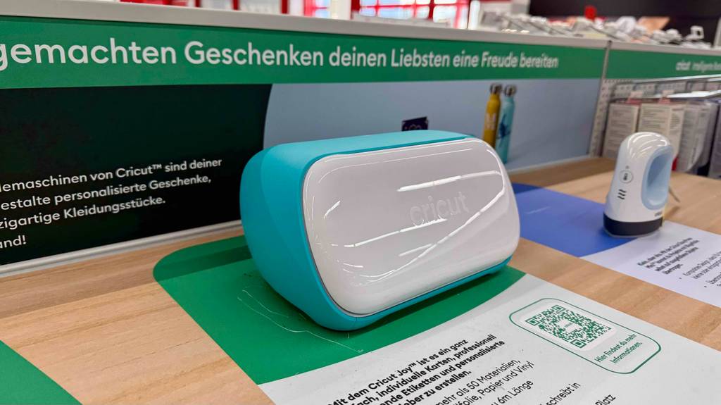 Plotter-Test: Das kompakte Modell der Marke Cricut steht auf einem Ausstellungstisch im Geschäft.