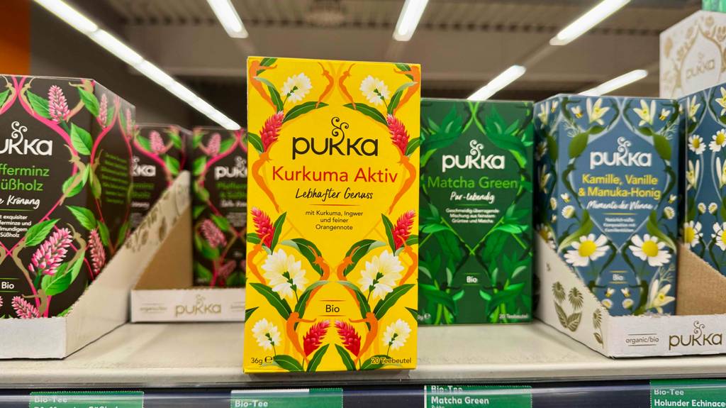 Bio-Pukka-Tee getestet: Eine gelbe 36-g-Packung mit Kurkuma steht neben Pukka-Tees mit verschiedenen Geschmacksrichtungen auf einem Verkaufsregal.
