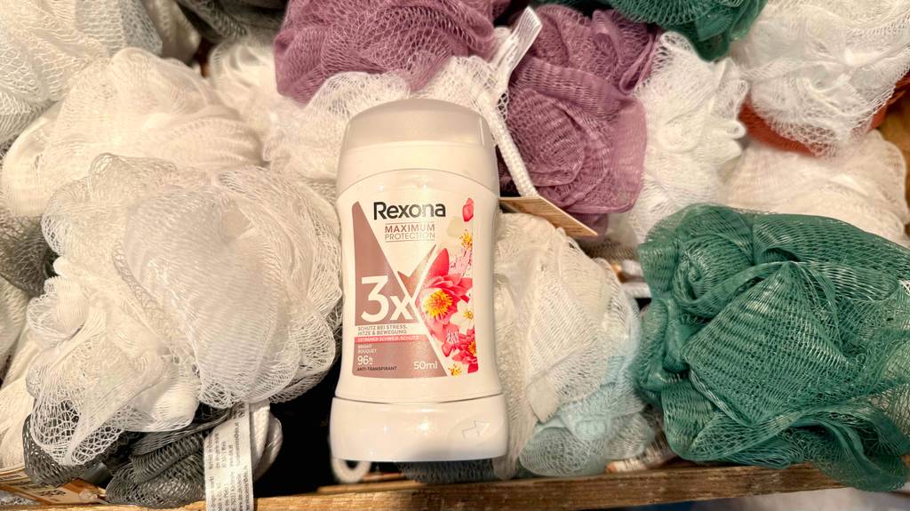 Ein getesteter Rexona-Deodorant liegt auf einem Haufen Haarnetze.
