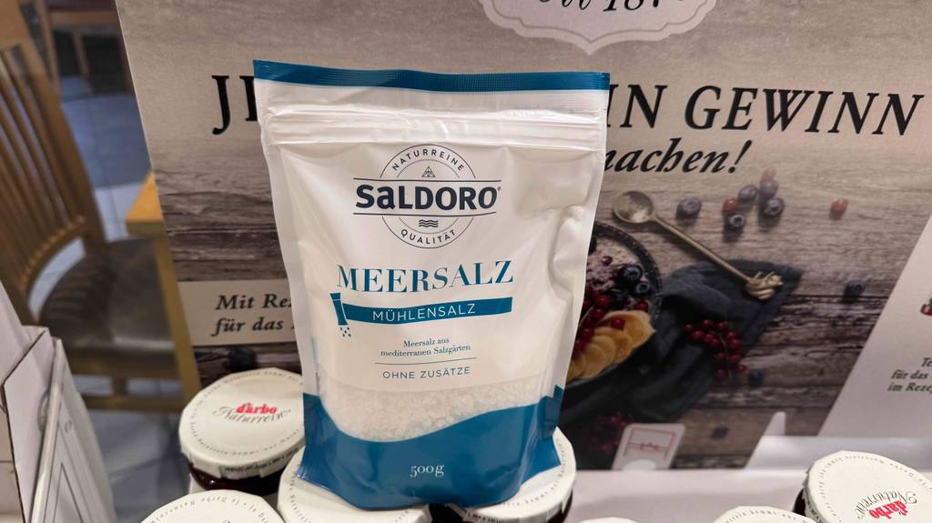 Salz im Test: Ein 500-g-Beutel steht auf Lebensmitteln im Geschäft.