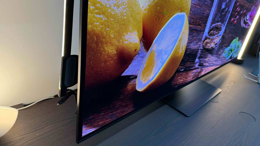 Nahaufnahme des hochauflösenden Bildschirmes eines getesteten 55-Zoll-Samsung-Fernsehers.