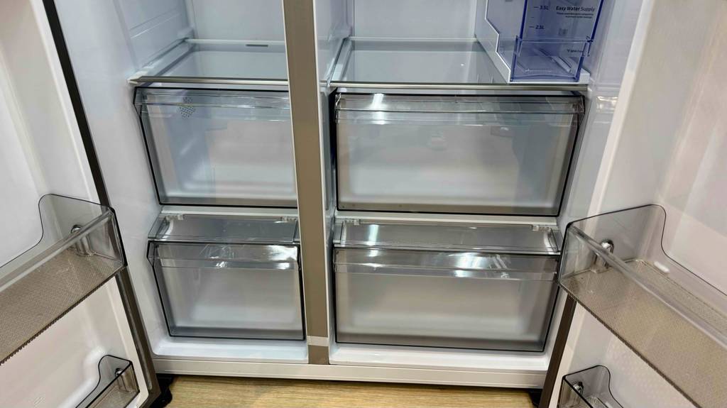 Detailansicht der unteren Schubladen im zweitürigen geöffneten Kühlschrank Samsung-Side-by-Side im Test.