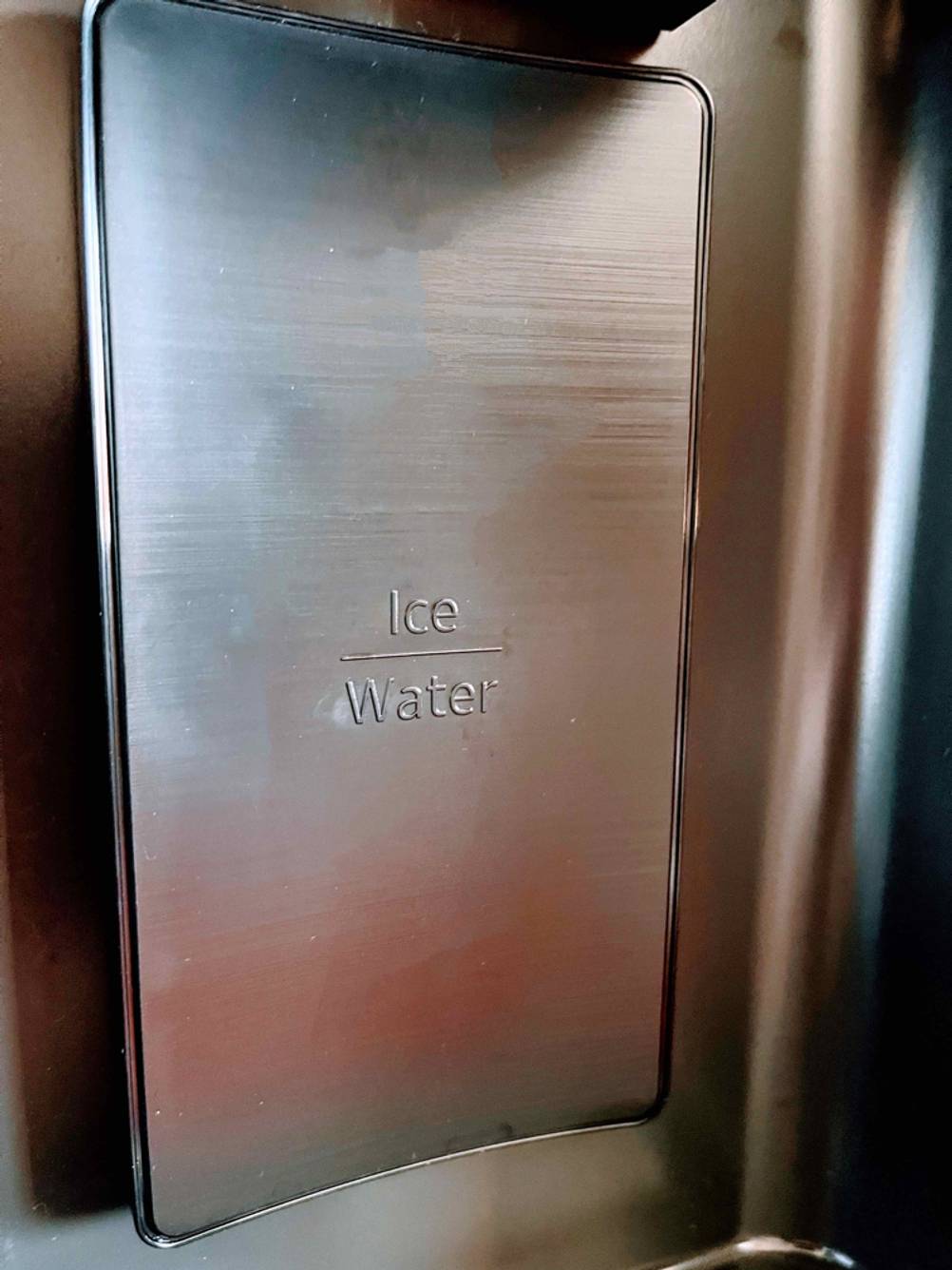 Standkühlschrank im Test: Detailaufnahme des geschlossenen Eiswürfelbereiter-Fachs eines metallfarbenen Kühlschranks.