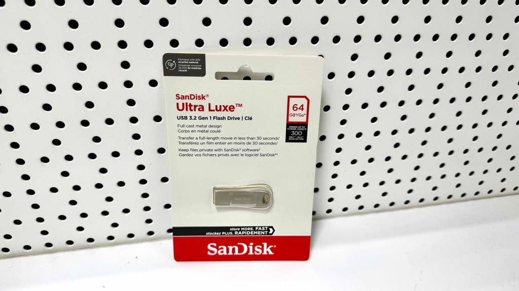 Ein SanDisk-USB-Stick im Test, der mit 64 GB Speicherplatz ausgestattet ist, befindet sich eingeschweißt in seiner Verpackung.