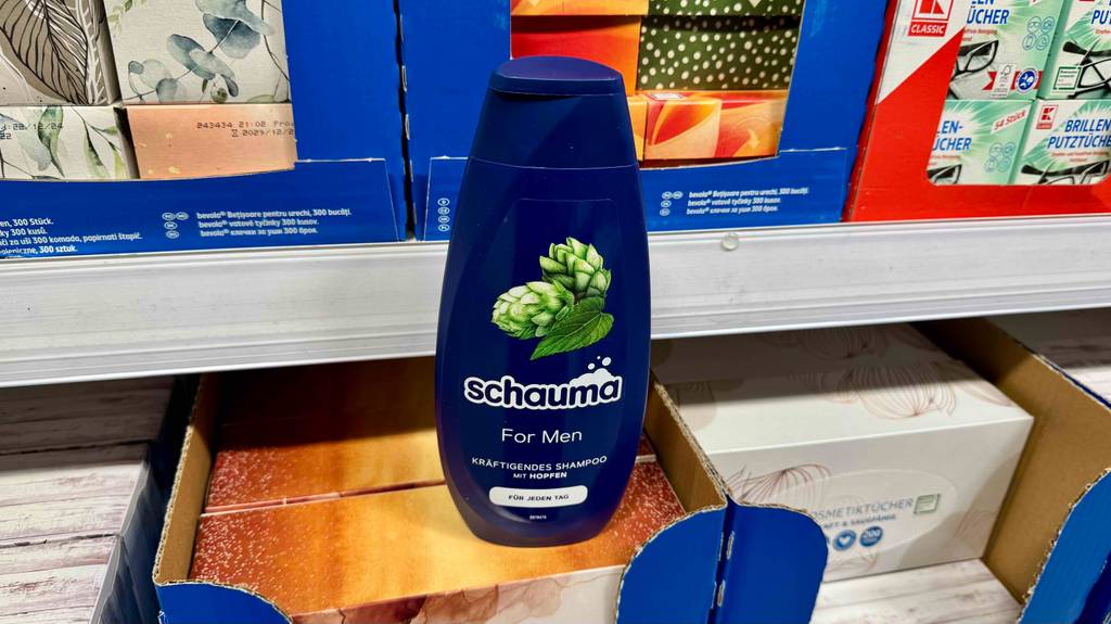 Getestet: Schauma-Shampoo für Männer steht vor einem Regal mit Kosmetikartikeln.