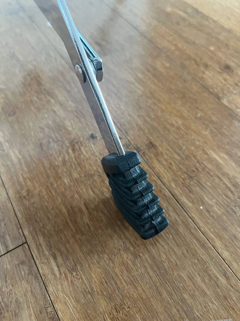 Detailansicht des Fußes mit Gummierung von einem Schlagzeug-Hocker im Test.