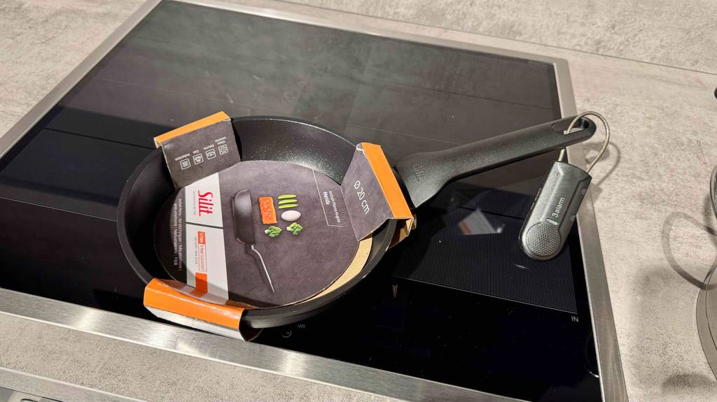Silit-Pfannen im Test: Eine schwarze Pfanne steht auf einer Induktionsplatte.