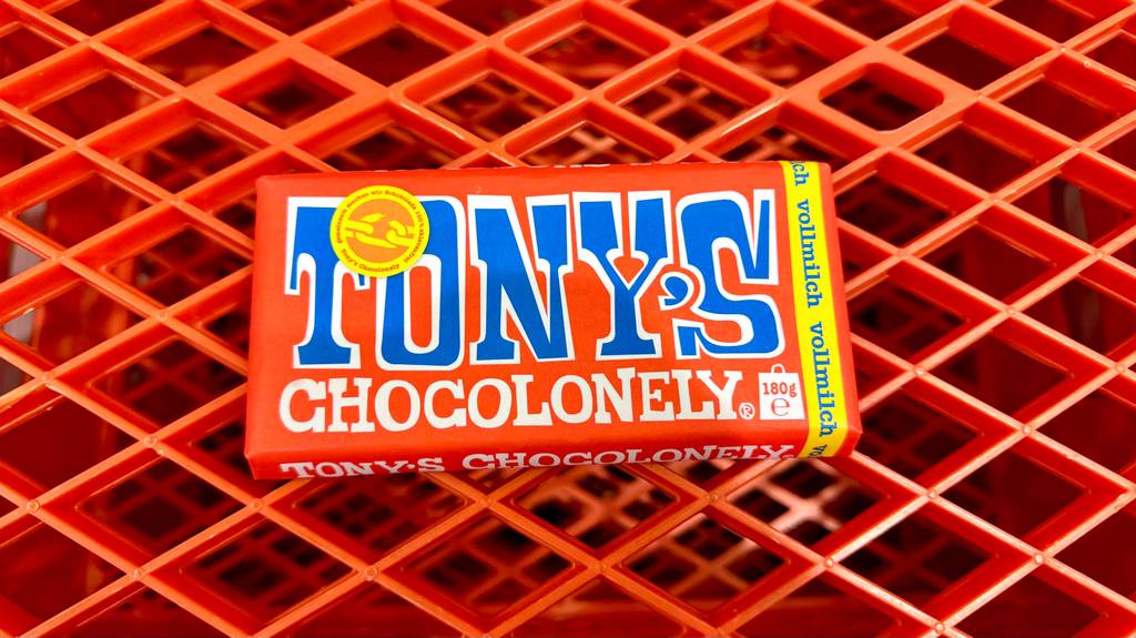 Tony's Schokolade im Test befindet sich in einer roten 180-g-Packung in einem roten Korb.