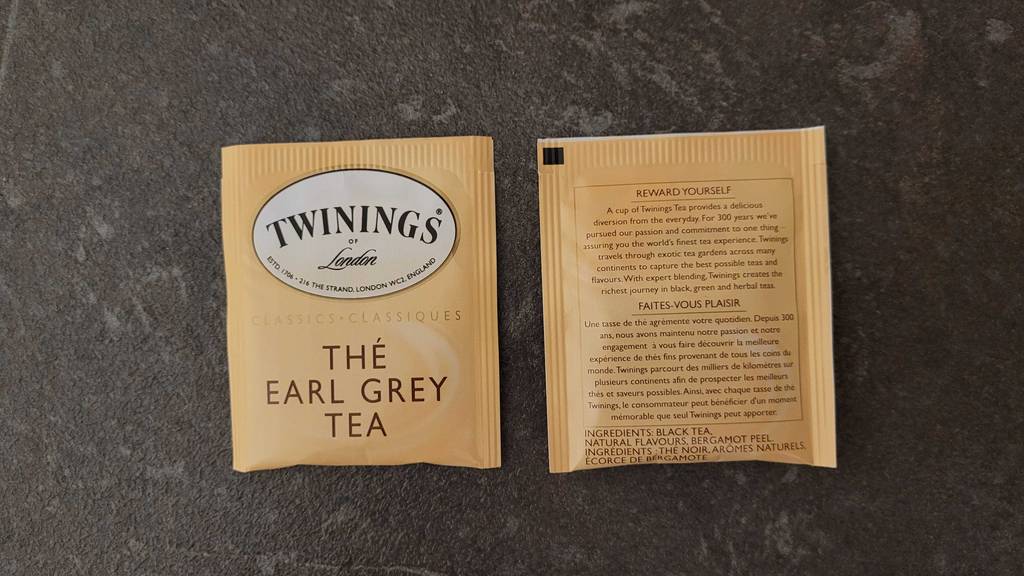 Im Test: Twinings-Tea im Teebeutel. Vorder- und Rückansicht.