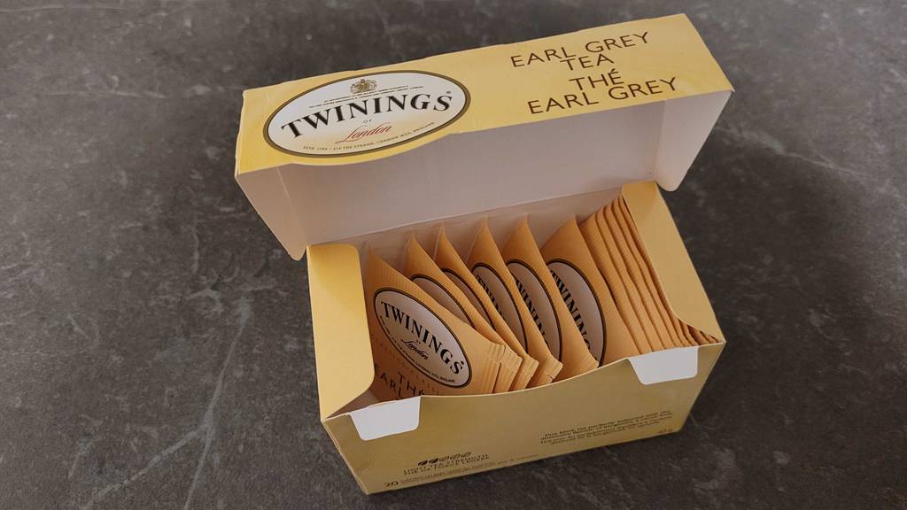 Eine geöffnete gelbe Verpackung mit mehreren versiegelten Teebeuteln eines getesteten Twinings-Tea.