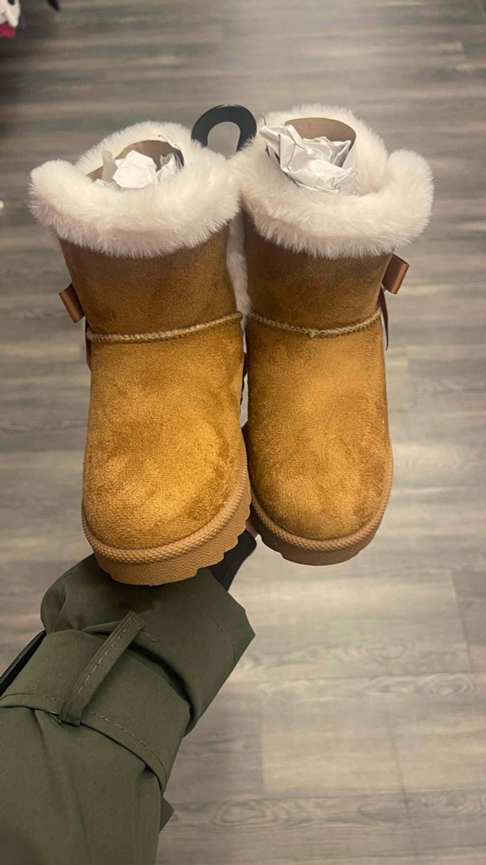 Getestet: Die Winterstiefel für Kleinkinder im Wildlederimitat werden von einer Hand gehalten.