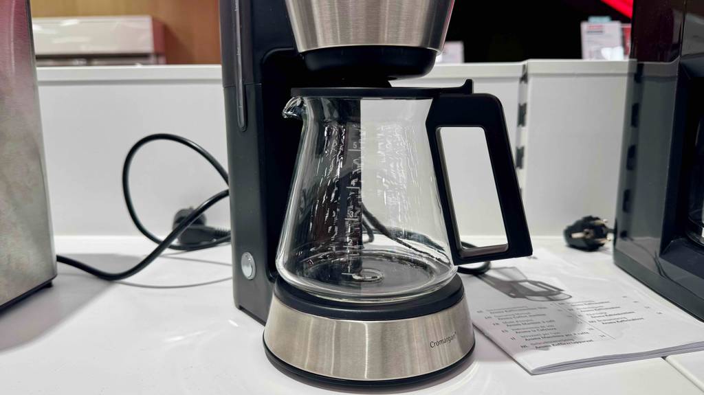 Getestet: Eine WMF-Kaffeemaschine steht auf einer weißen Oberfläche, mit Fokus auf die Glaskanne.