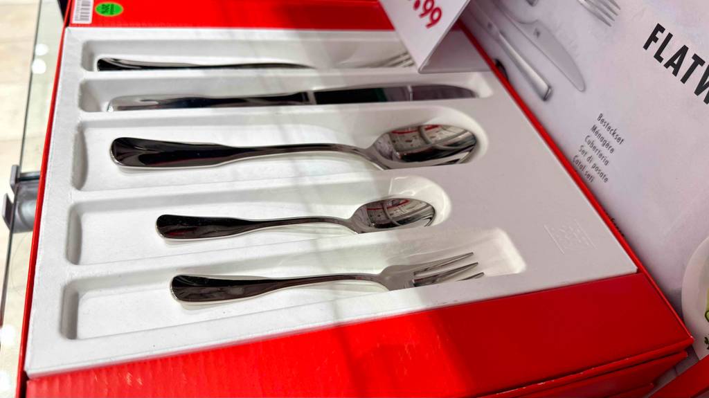 Das getestete Zwilling-Besteckset in der geöffneten Verpackung steht inklusive Preisschild auf einem Verkaufsregal.