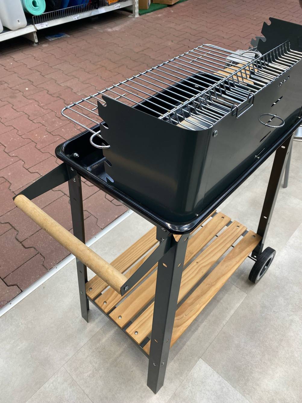 Ansicht von schräg oben der rückwärtigen Grillwagenwand eines fahrbaren Grillwagens im Test.