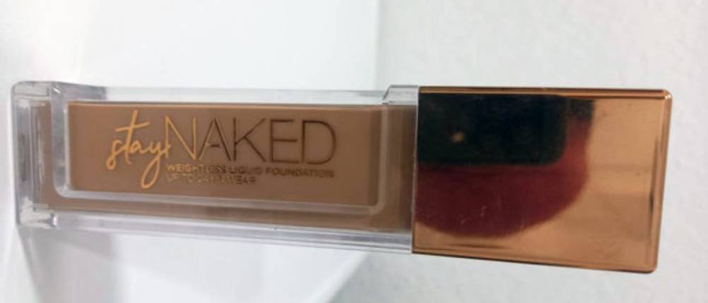 Wasserfestes Make-up Stay Naked Weightless-Liquid-Foundation von Urban Decay.