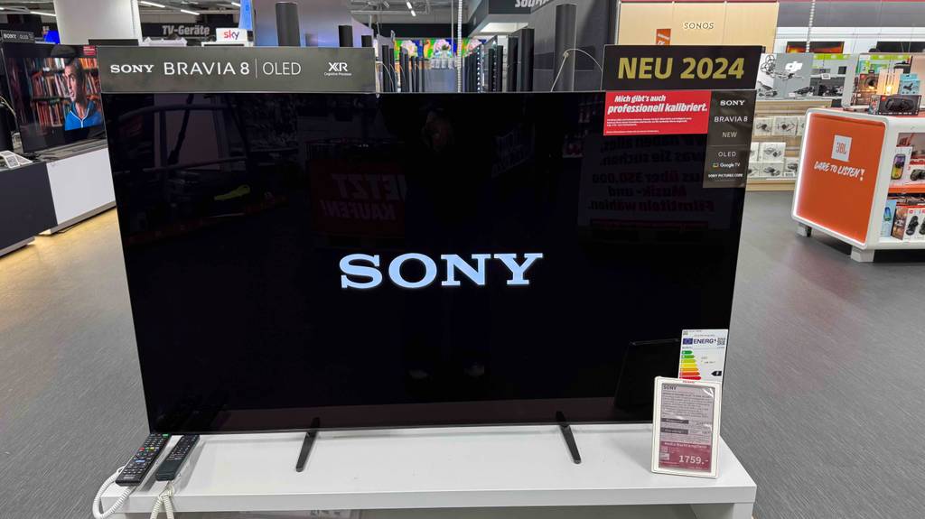 Im Test: Ein Sony-Fernseher 55 Zoll. Nahaufnahme des schwarzen Bildschirms inklusive Sony-Markenzeichen.