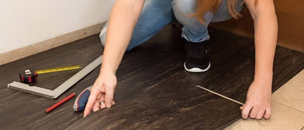 Vinylboden wird auf Fliesen verlegt