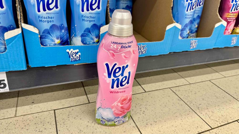 Vor einem Regal auf dem Boden steht ein getesteter Vernel-Weichspüler.
