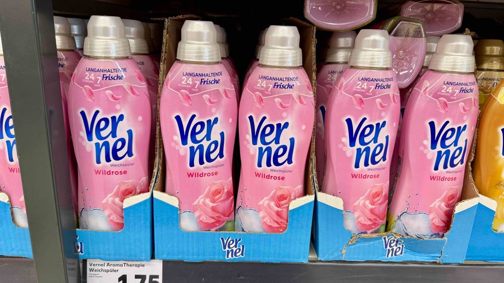 Mehrere Flaschen des getesteten Vernel-Weichspülers in einem Verkaufsregal.
